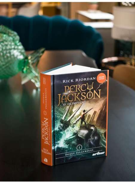 Percy jackson 1: Hotul fulgerului   - Rick Riordan | Arthur