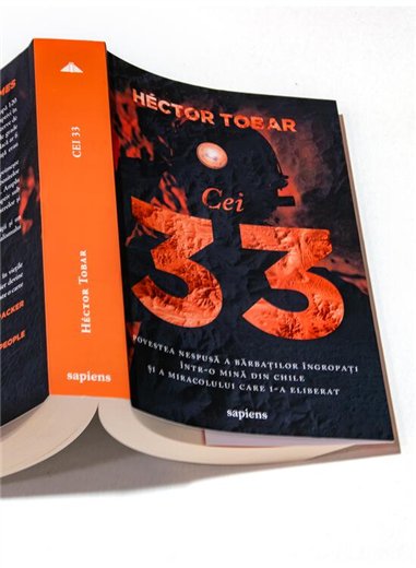 Cei 33. Povestea nespusa a barbatilor ingropati intr-o mina din Chile - Hector Tobar | Editura Art [necartonata]