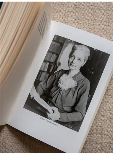 Crizantema si sabia. Tipare ale culturii japoneze - Ruth Benedict | Editura Art [necartonata]